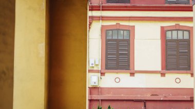 windows ile eski duvar