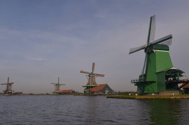 Hollanda 'daki yel değirmenlerinin manzarası