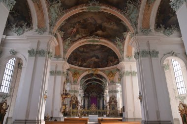 St. Gallen Katedrali 'nin düşük açılı görüntüsü.