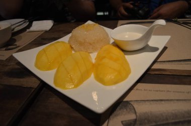 Yüksek açılı dilimlenmiş mango, yapışkan pirinç ve şurup..