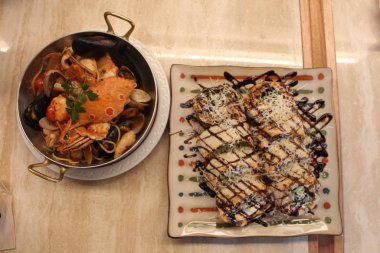 Deniz ürünleri kabı ve waffle.