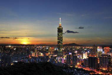 Taipei 101, Taipei 'de günbatımında