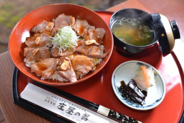 Yüksek açılı tavuklu pilav.