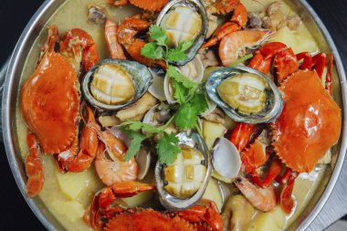 Yengeç ve midyeli deniz ürünleri çorbası.