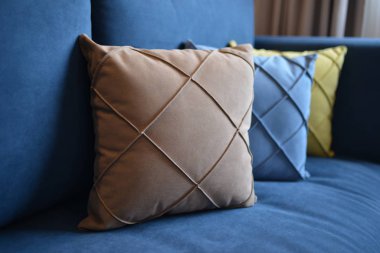 Kanepede kahverengi ve sarı yastıklar