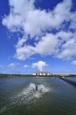 Yilan 'da gökyüzüne karşı balık çiftliği