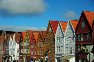 Sırada renkli evler