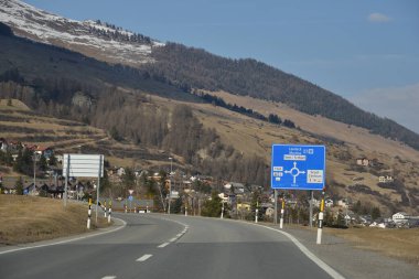 Schloss Tarasp Scuol 'daki kar dağının manzarası