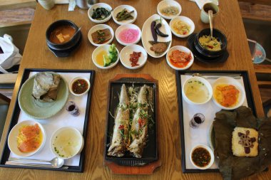 Geleneksel Kore yemeklerinin yüksek açılı çekimi