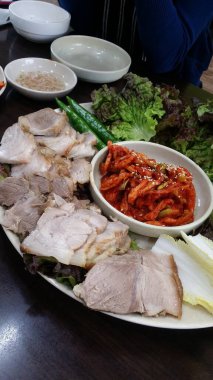 Et, sebze ve soslu Kore barbeküsü.