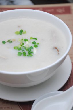 Taze soğanlı yulaf lapası, yakın plan.