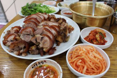 Doğranmış ve kızarmış domuz eti. 