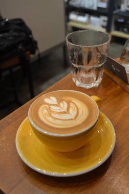 Çiçek desenli kahve.