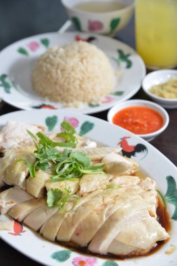 Sebze ve peynirli kızarmış tavuk.