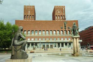 Norveç 'teki Oslo Belediye Sarayı manzarası.