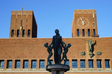 Norveç 'teki Oslo Belediye Sarayı manzarası.