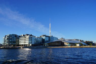 Gündüz vakti denizden geçerek