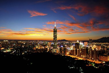 Taipei 101 binasının sahne görüntüsü Sinyi