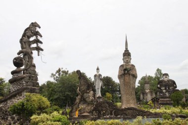 Heykelleri ve yeşil ağaçları olan Buda Parkı