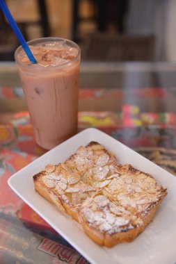 Kahve ve sütlü fındıklı tost.