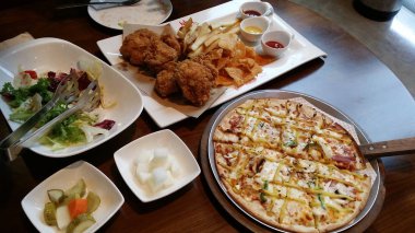 Pizza ve salata Hongdae.