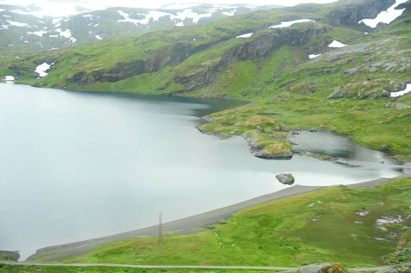 Наблюдая Вид Спокойное Озеро Горы — стоковое фото