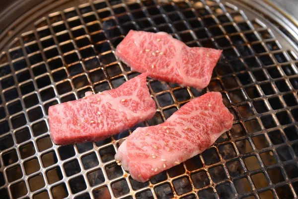 Barbekü sobasındaki etin yüksek açılı görüntüsü. — Stok fotoğraf