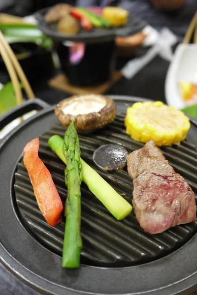 Varios alimentos en la estufa de barbacoa — Foto de Stock