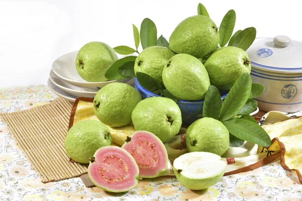 Guava a tálon — Stock Fotó