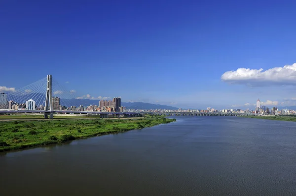背景为城市的淡水河 — 图库照片