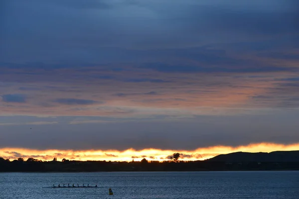 Resplandor vespertino Tauranga-moana Bahía de la abundancia — Foto de Stock