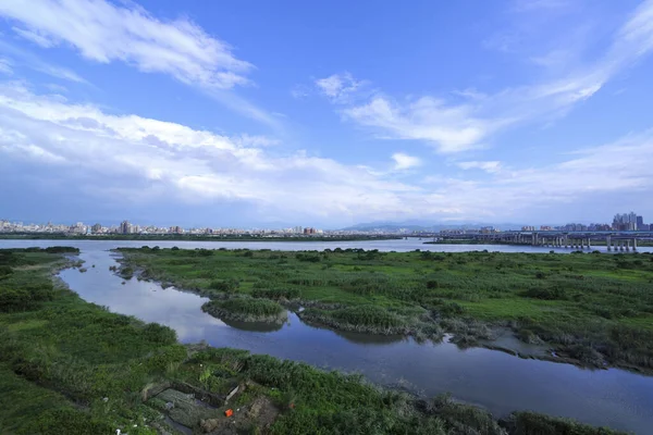 蓝天上的大汉河 — 图库照片