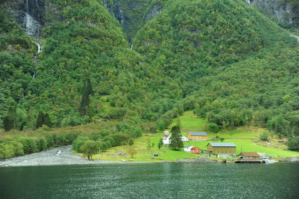 Huizen Groene Bergen — Stockfoto