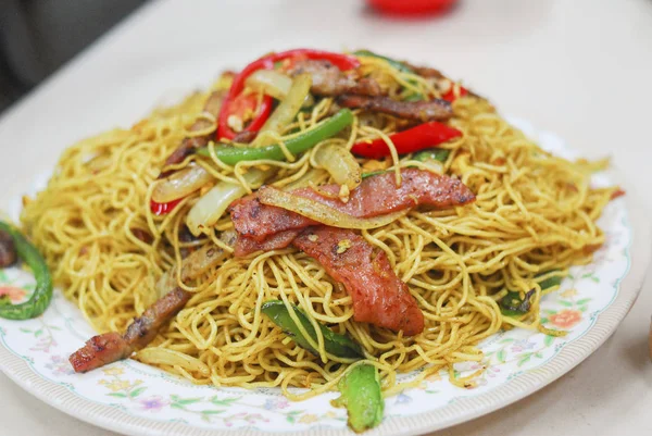 Mie Goreng Dengan Daging Dan Sayuran — Stok Foto