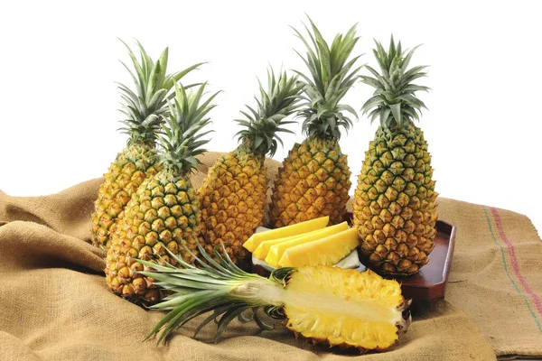Owoce Tropikalne Ananasów Podawane Talerzu Ręcznikiem — Zdjęcie stockowe