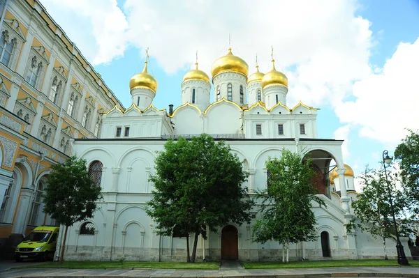 Foto de ângulo baixo da Catedral de Anunciação Kremlin de Moscou — Fotografia de Stock