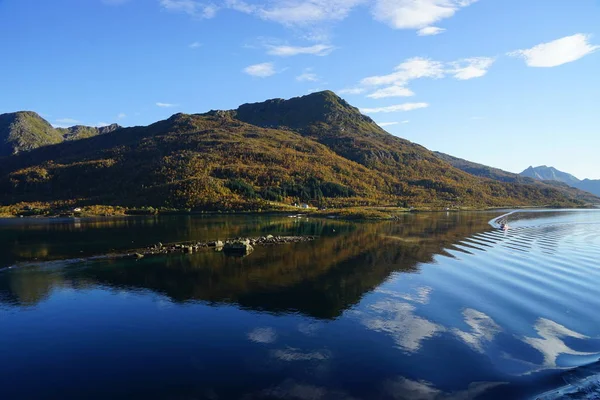 Scénická přírodní krajina Hurtigrutenu — Stock fotografie