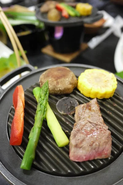 Verschiedene Speisen auf dem Grillherd — Stockfoto