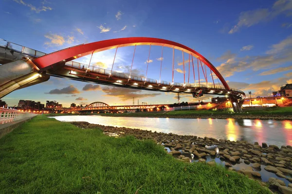 Tiefflug-Aufnahme der Regenbogenbrücke im Bezirk Songshan — Stockfoto