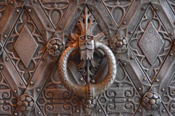 旧金属门的旋塞 — 图库照片