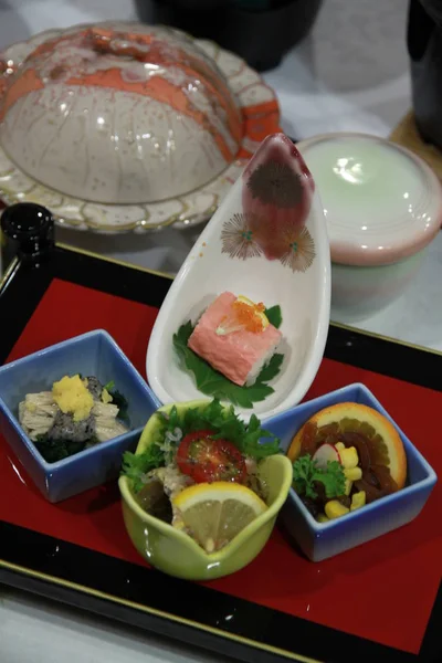 Lovitură unghiulară a setului alimentar tradițional japonez — Fotografie, imagine de stoc