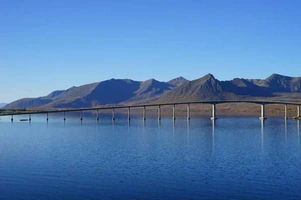 Bridge and tranquil lake — Stockfoto