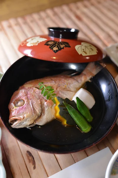 Colpo laterale del pesce fritto sulla ciotola — Foto Stock