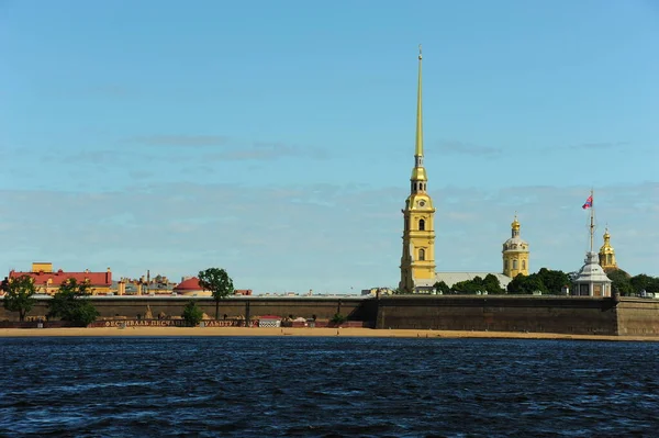 Bekijk de waarneming tour in Neva River — Stockfoto