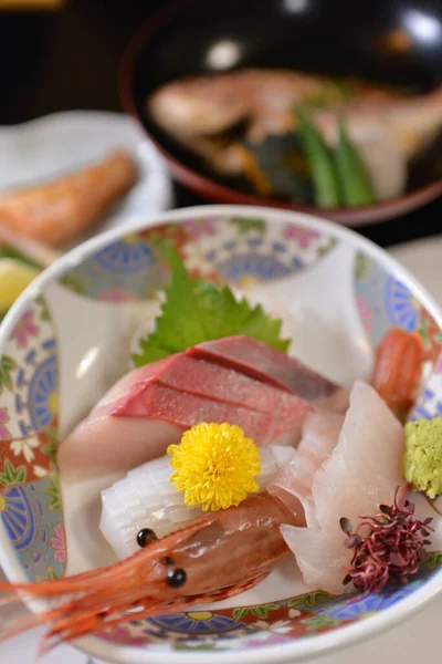 Sashimi taze deniz ürünlerinin yüksek açılı görüntüsü. — Stok fotoğraf