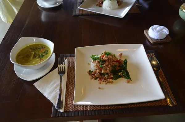Duże ujęcie kąta tajskiej tradycyjnej żywności — Zdjęcie stockowe