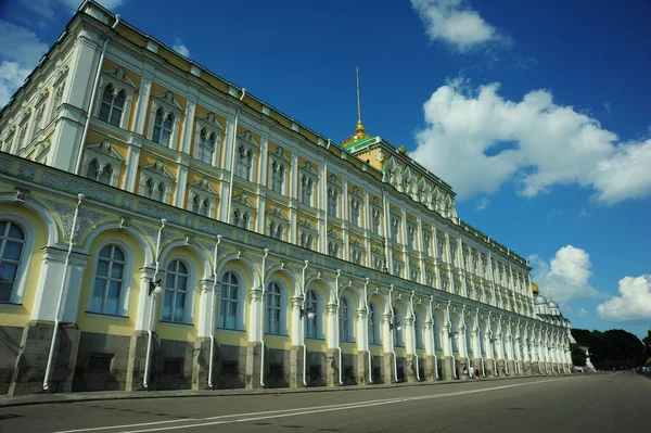 Бічний постріл великого Кремлівського палацу Московський Кремль. — стокове фото