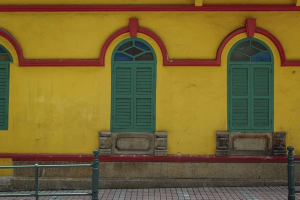 緑の窓のある黄色の壁 — ストック写真
