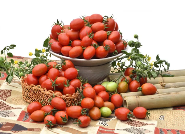 Cosecha Tomates Mesa Con Fondo Rústico — Foto de Stock