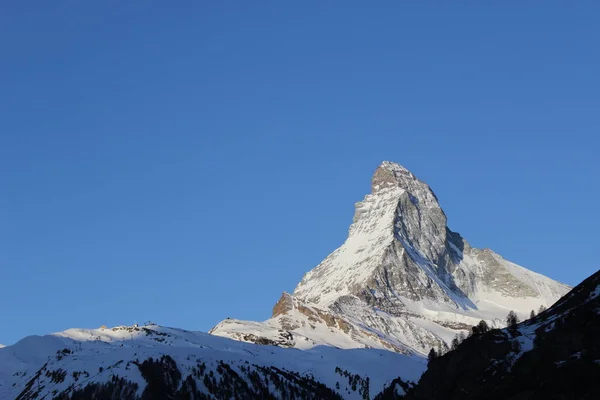 Ombre solaire sur le sommet de la montagne de neige à Zermatt — Photo